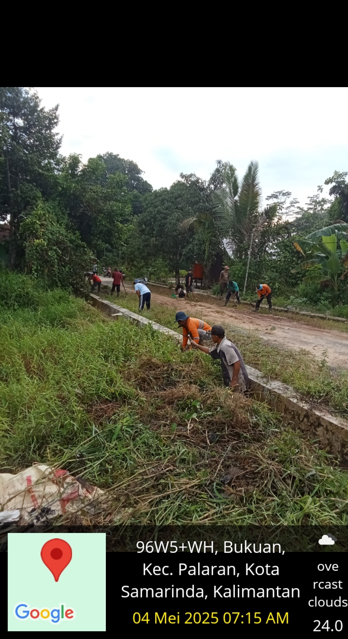 Gotong royong di jalan kuburan muslim balik buaya