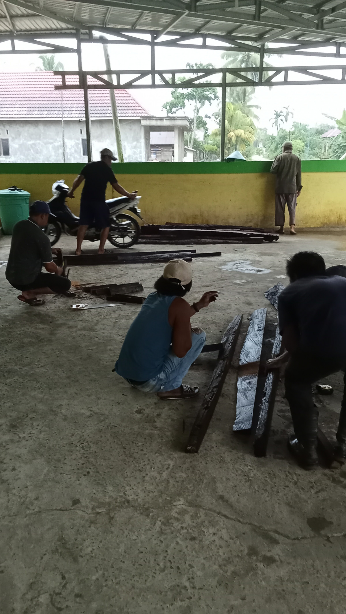 Gotong royong membuat tongkat buat pondasi batas tanah mesjid Al Muhajirin