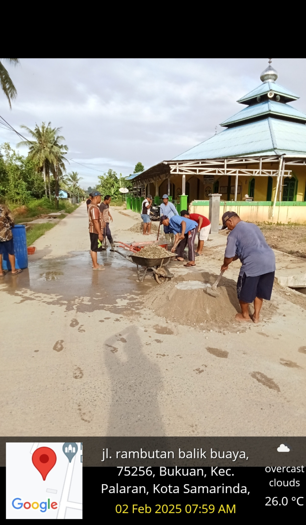Gotong royong di mesjid Al'Muhajirin