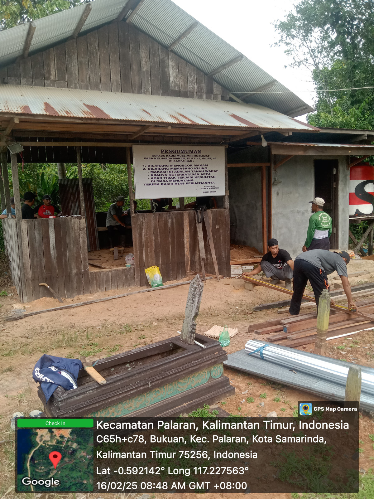 Gotong royong di kuburan muslimin