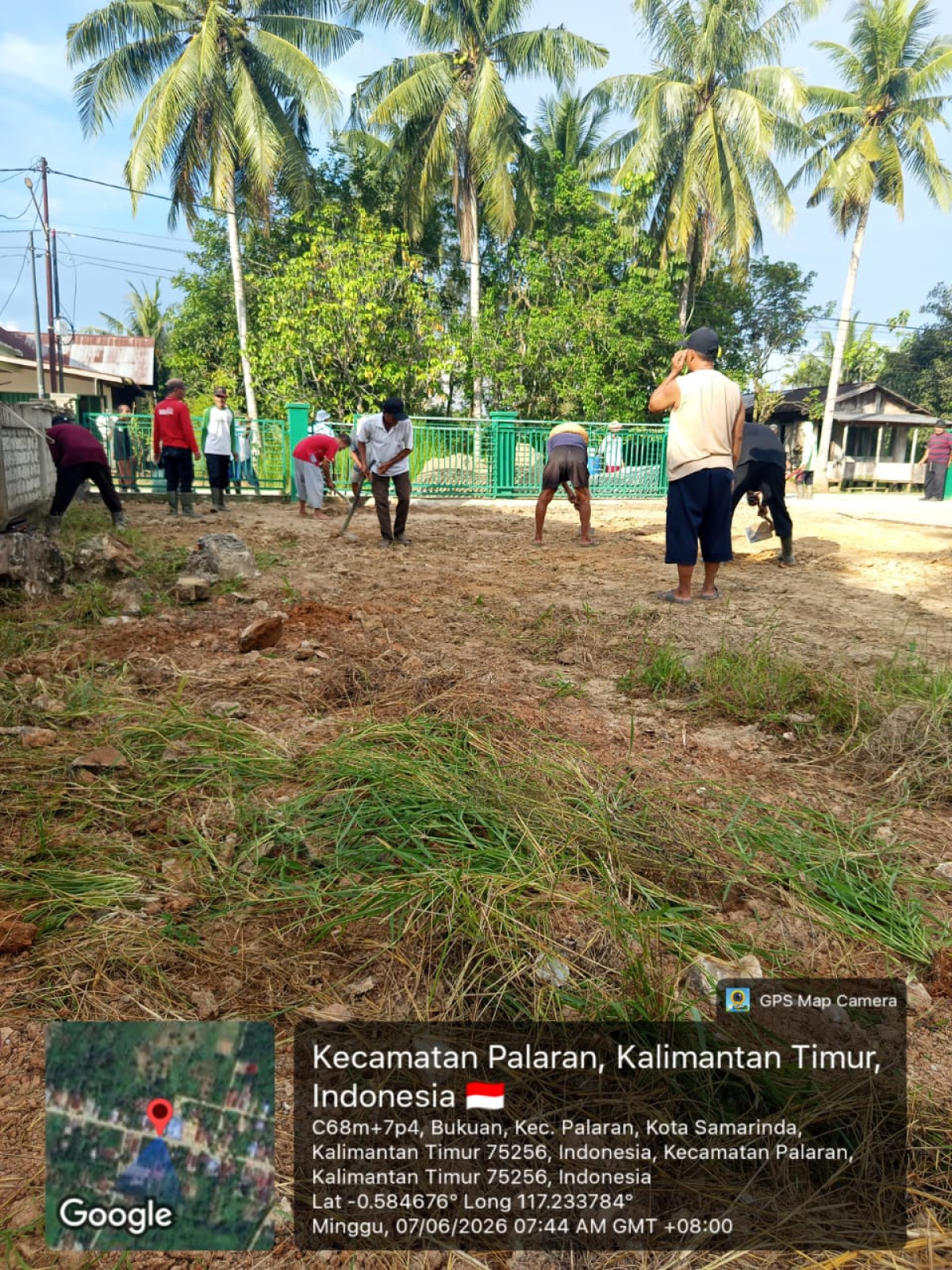 Meratakan tanah di halaman masjid Muhajirin balik buaya