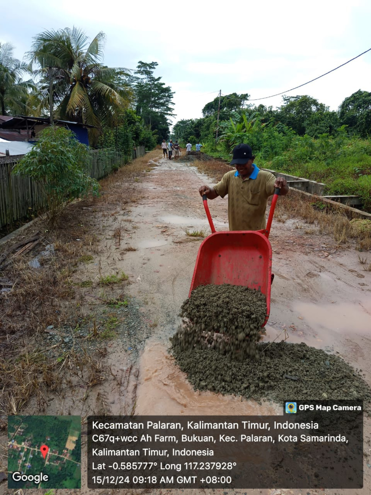 Gotong royong nambal jalan berlubang