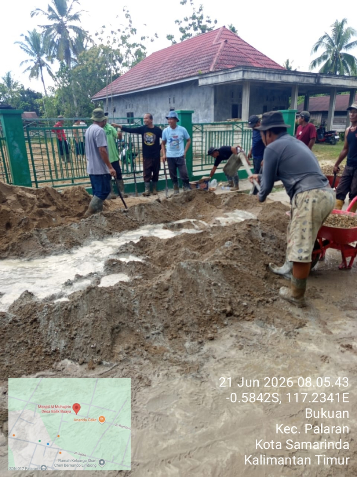 Ngecor halaman masjid almuhajirin balik buaya