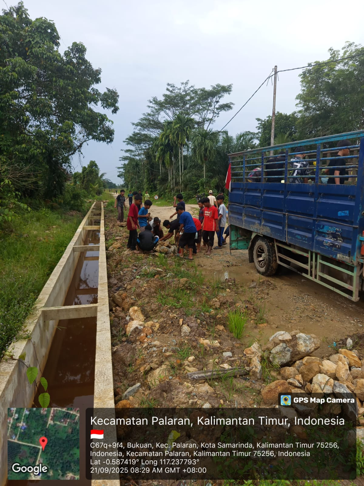 Gotong royong Ngangkut batu buat perbaikan jalan