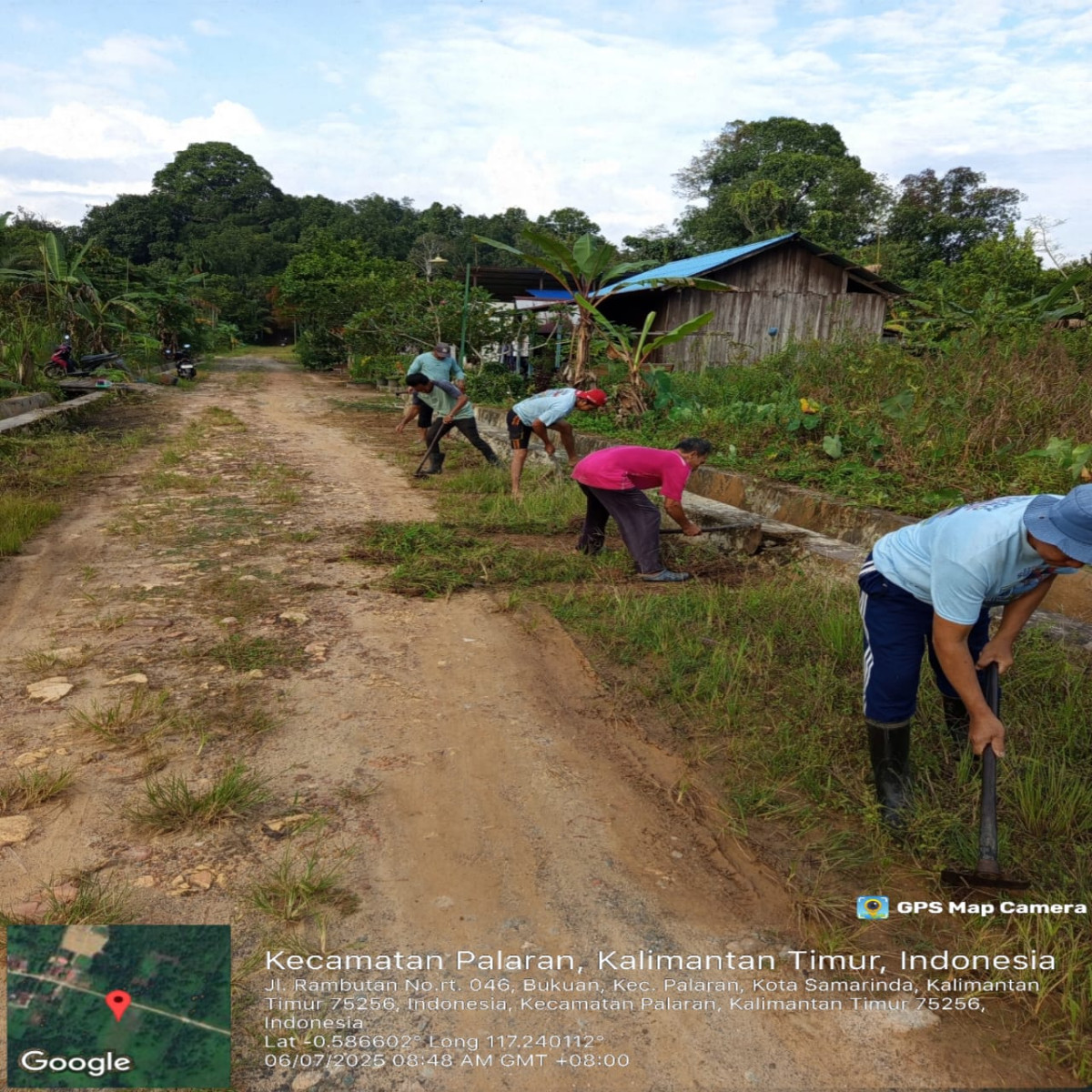 Membersihkan jalan di jalan rambutan RT 46