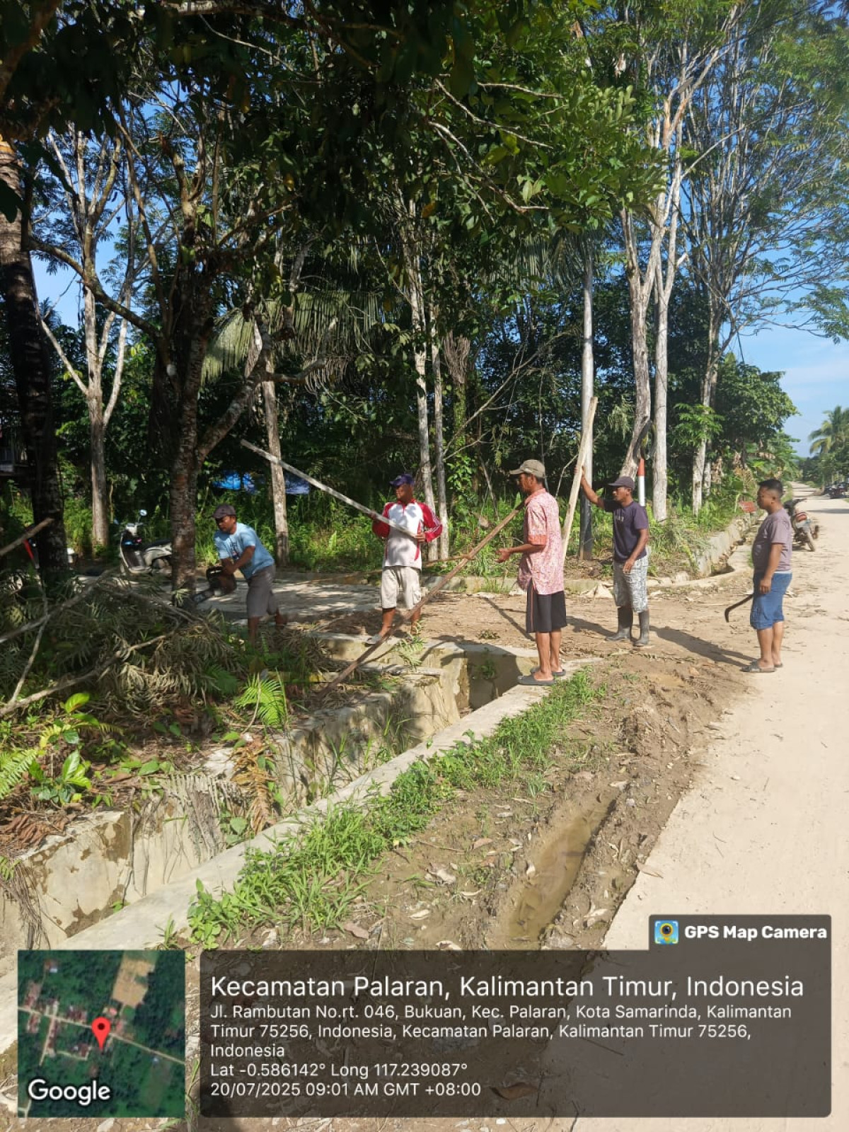Potong pohon yg mengganggu jalan