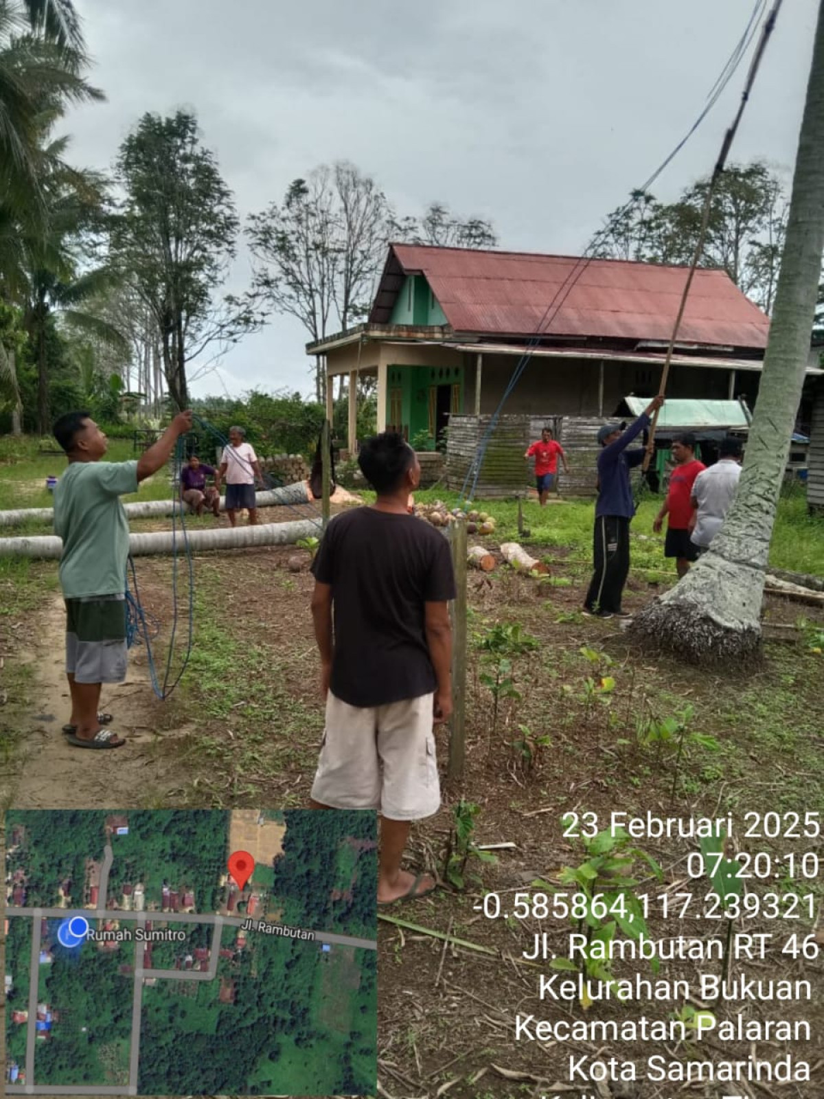 Gotong royong pelebaran jalan