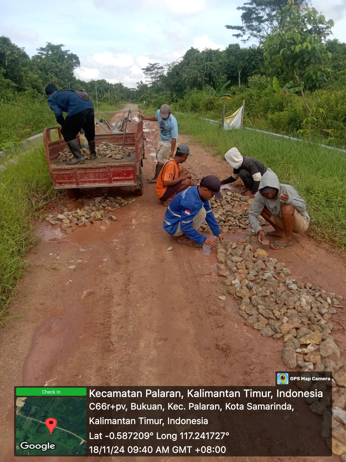 Gotong royong nambal jalan
