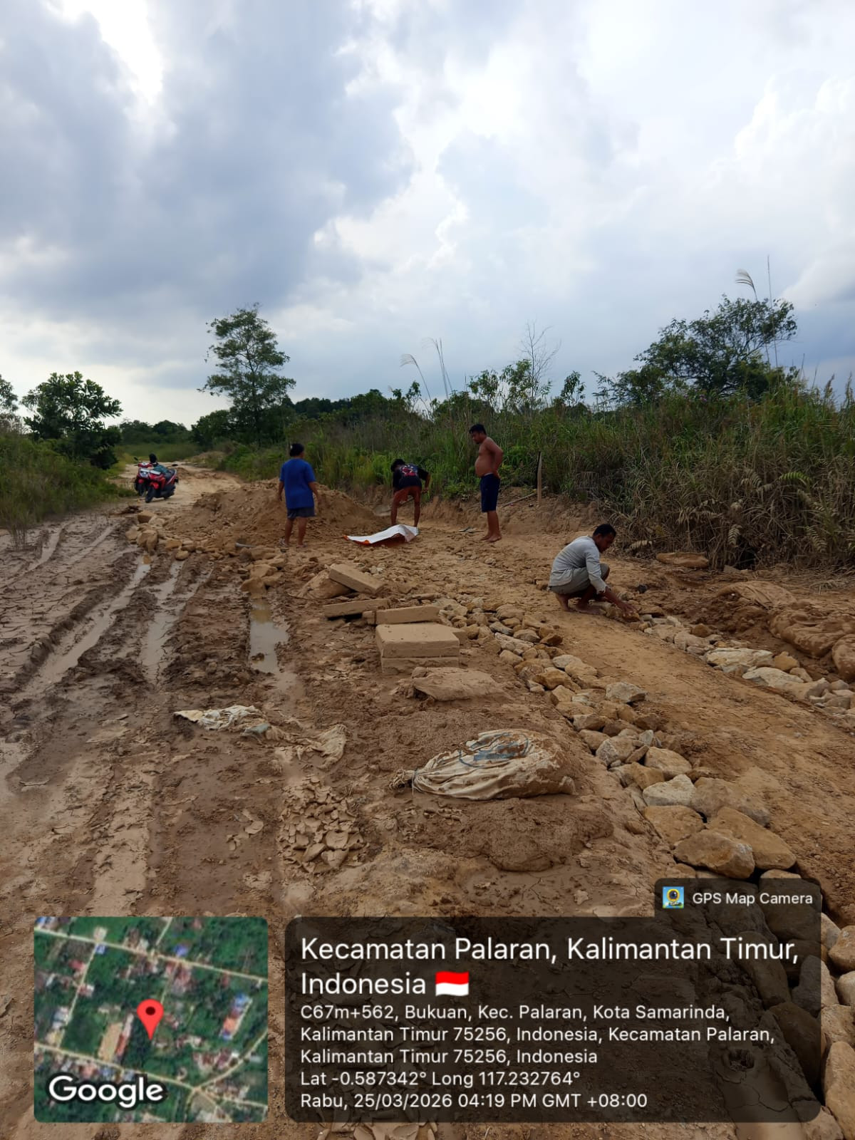 Perbaikan jalan berlubang