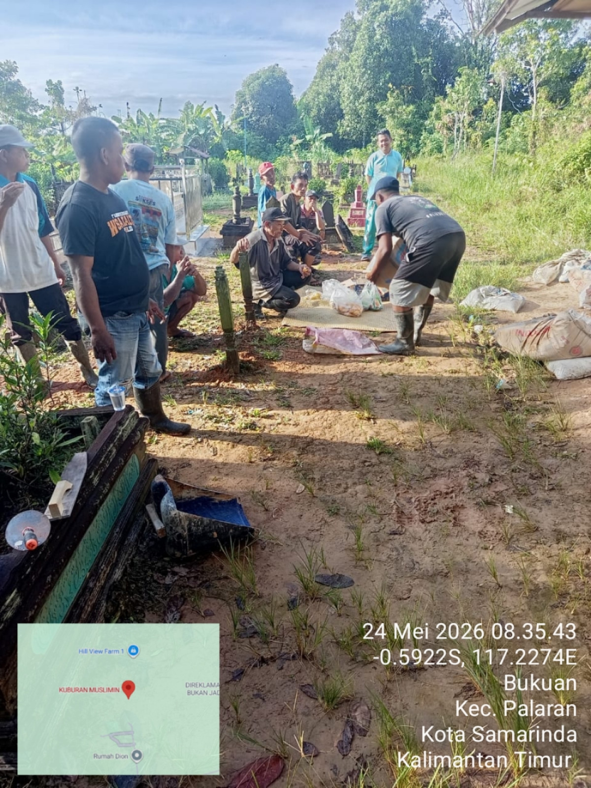 Gotong royong bersihkan area makam