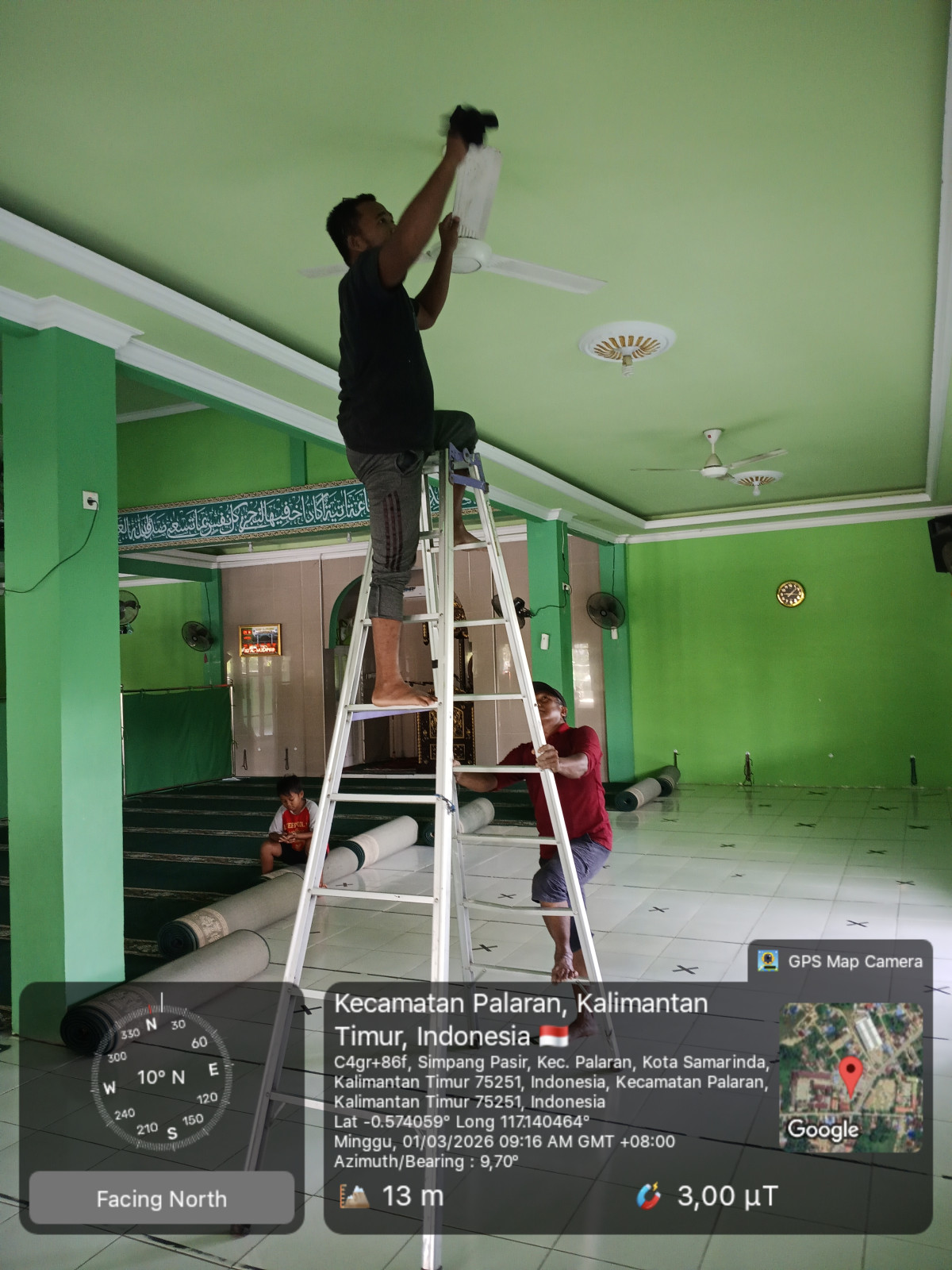 Membersihkan kipas angin masjid