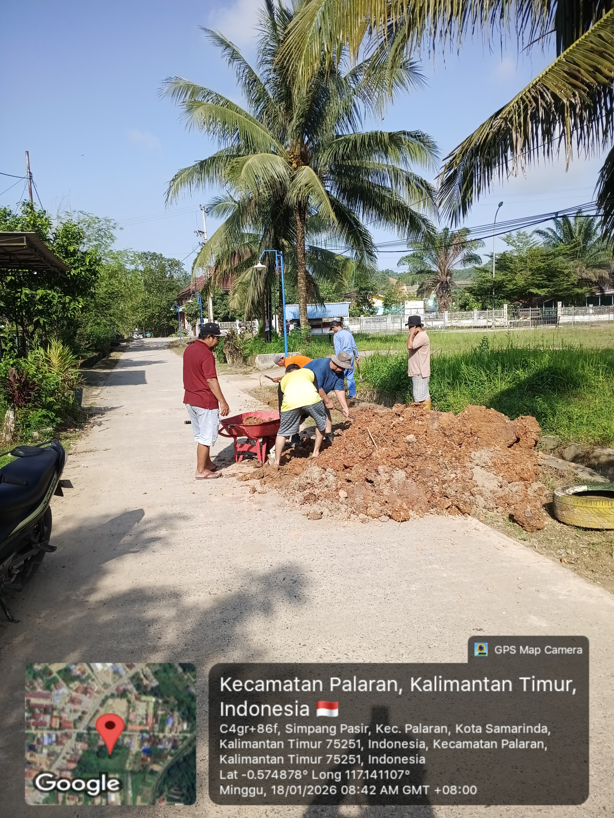 Kerja bakti meratakan tanah urug