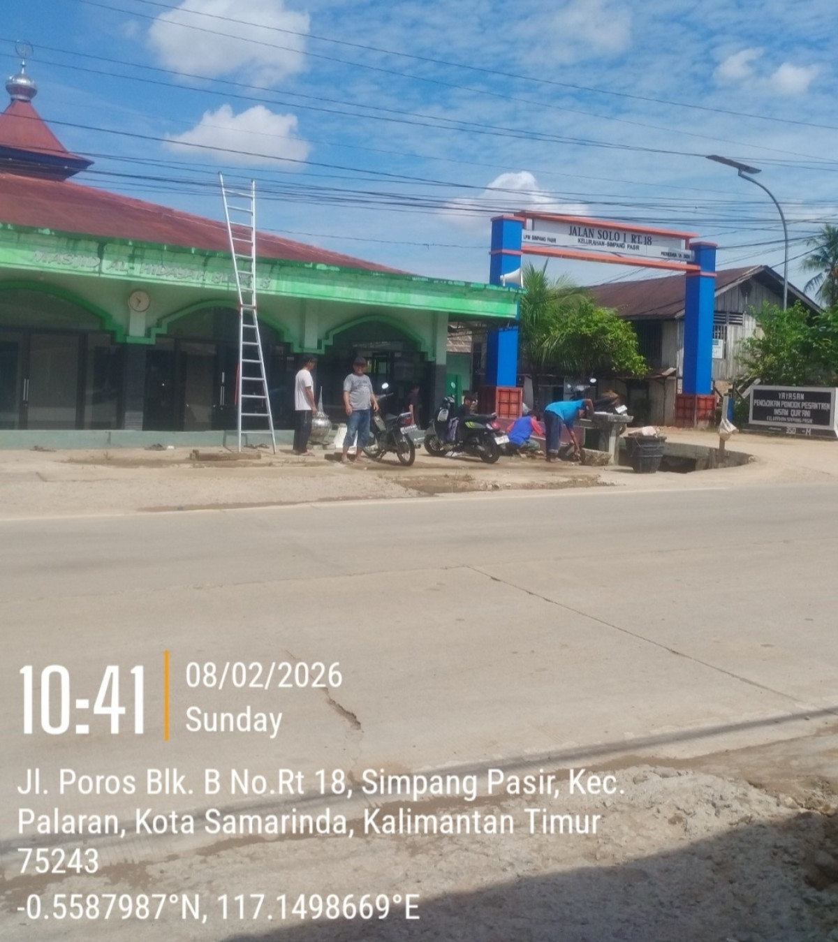 Kerja bakti bersih-bersih masjid