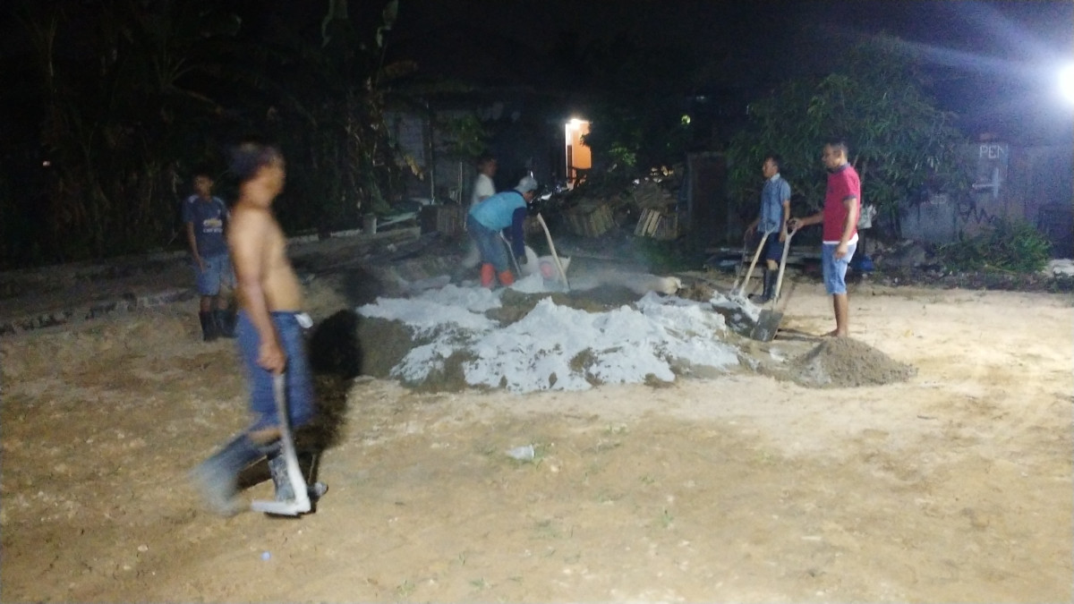 Semenisasi Lapangan Bulutangkis RT 21