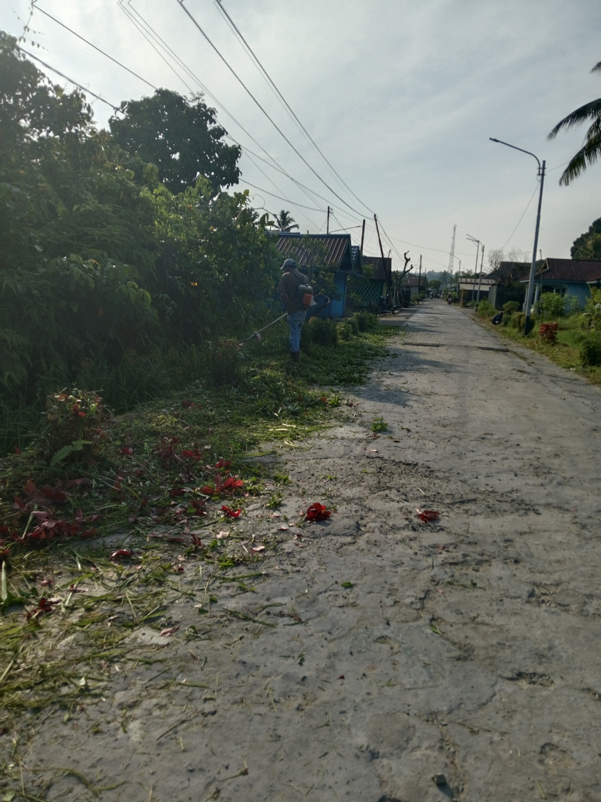 Pembersihan sepanjang jalan RT 01