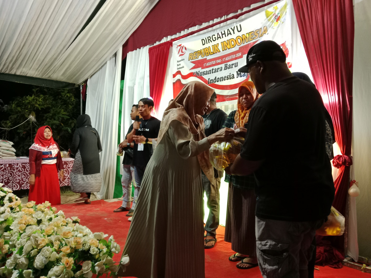 Pasang tenda sama angkat kursi