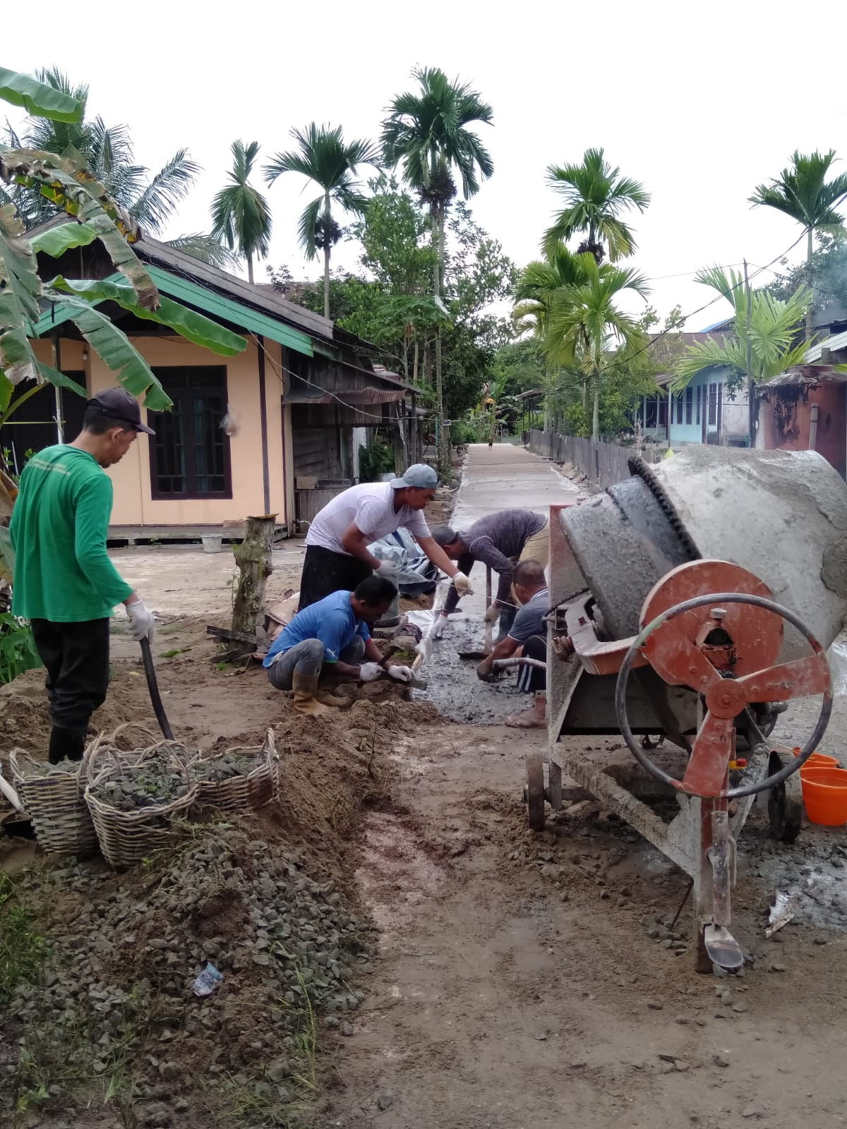 Gotong royong jalan Bunga