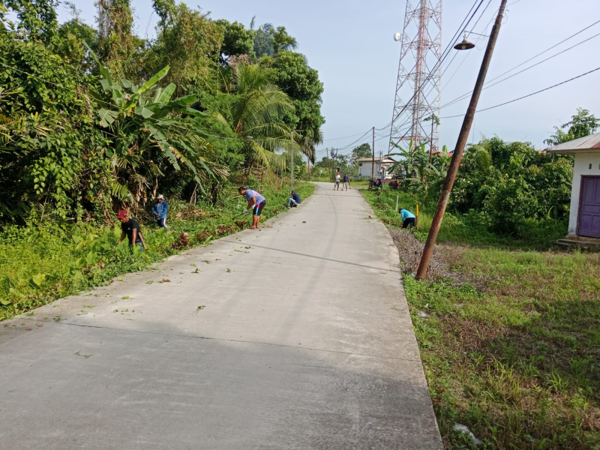 Gotong royong pemotongan rumput