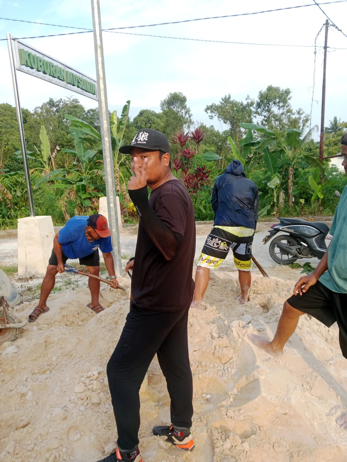 Gotong royong pengurukan tanah kuburan muslimin