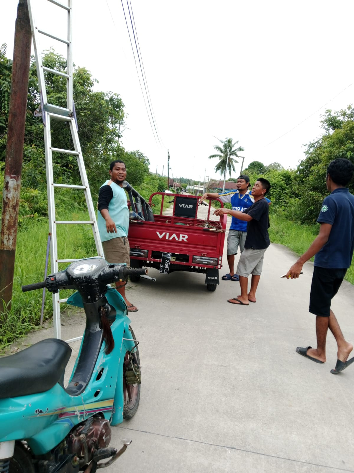 Pemasangan lampu jalan