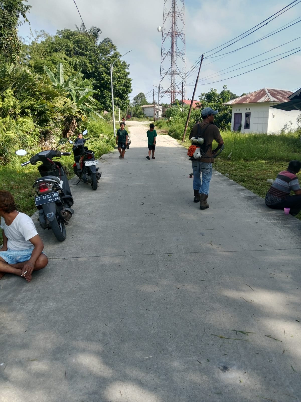 Gotong Royong Pembersihan Rumput sepanjang jalan RT 01