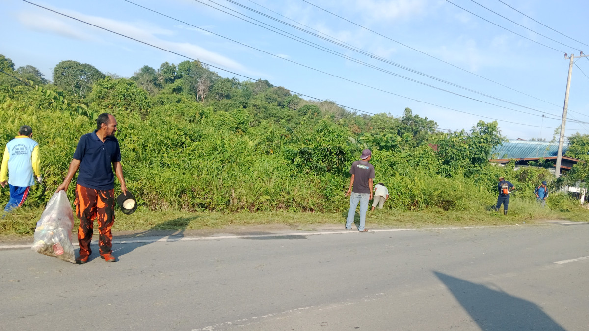 Gotong Royong di Jalan Kampung Tengah