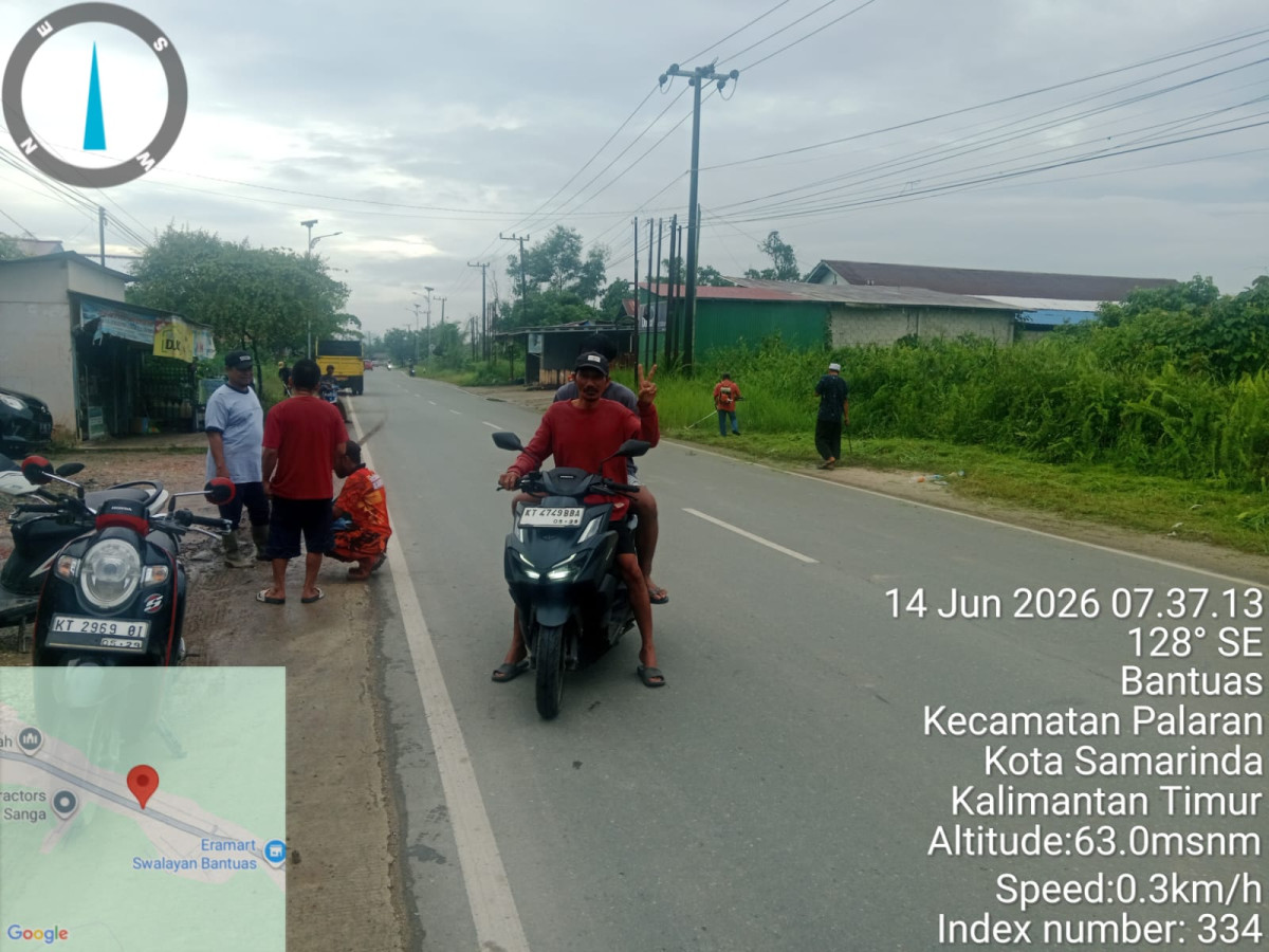 Gotong Royong di Jalan Kampung Tengah RT. 02