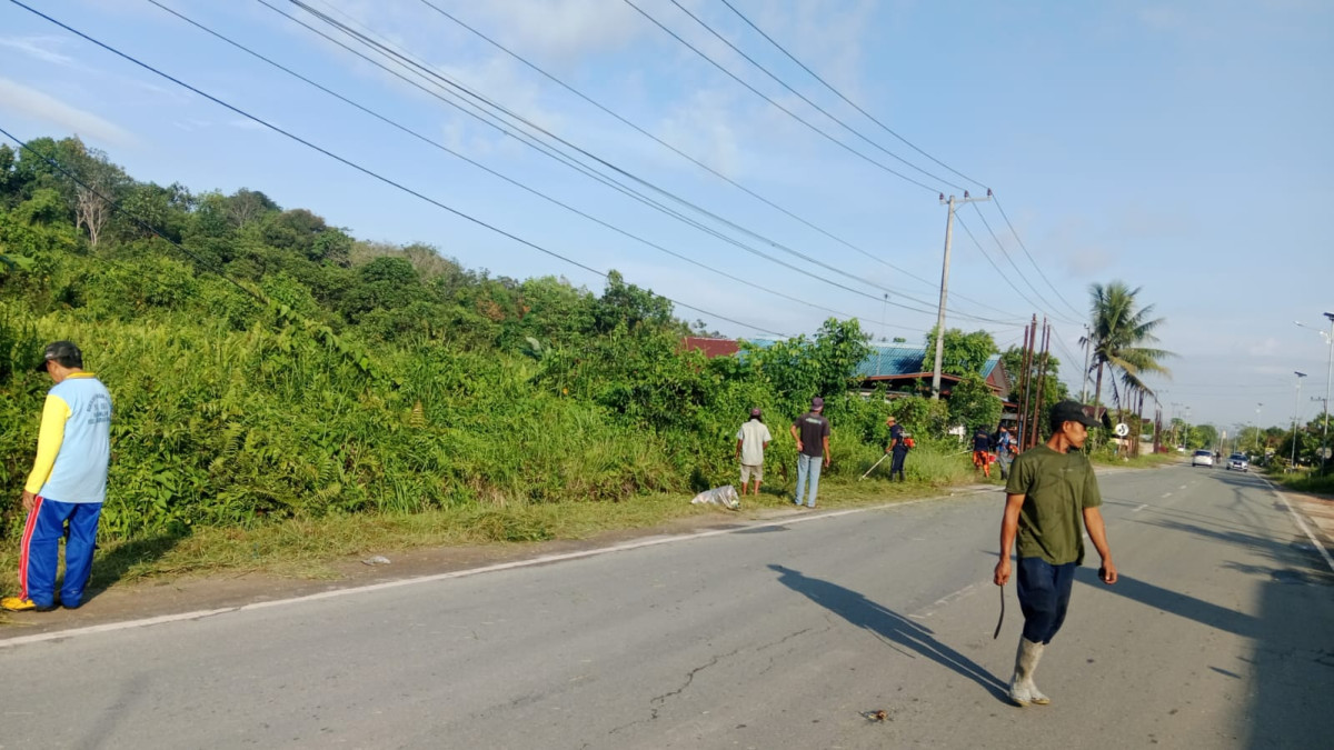 Gotong Royong di Jalan kampung Tengah RT. 02