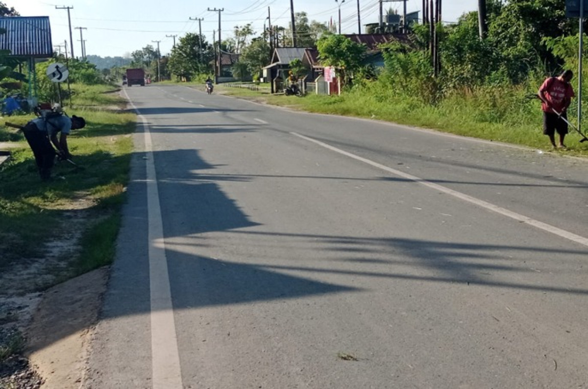 Pembersihan parit dan rumput pinggir jalan Kampung tengah