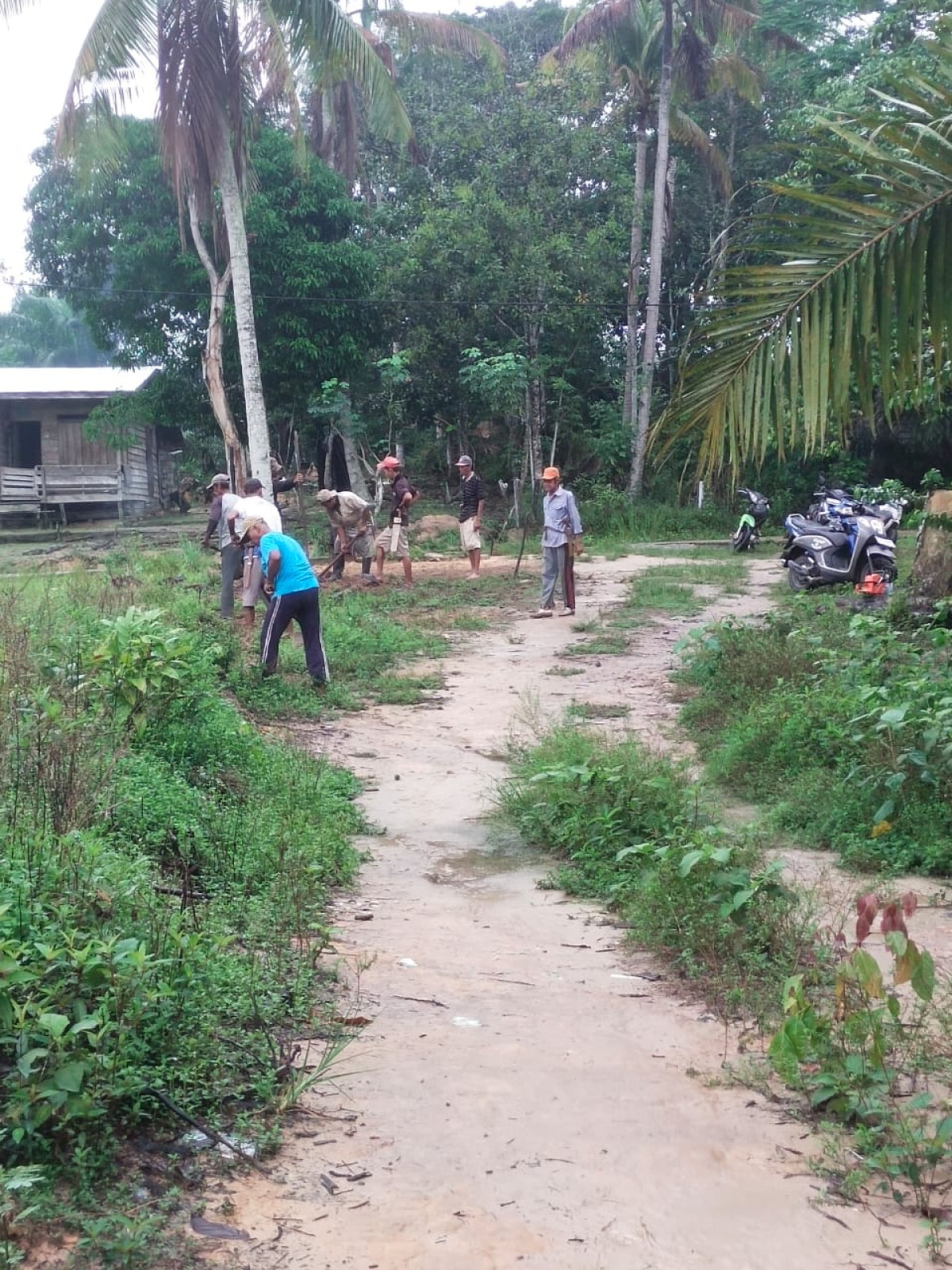 Gotong royong Membersihkan jalan gang Prancis