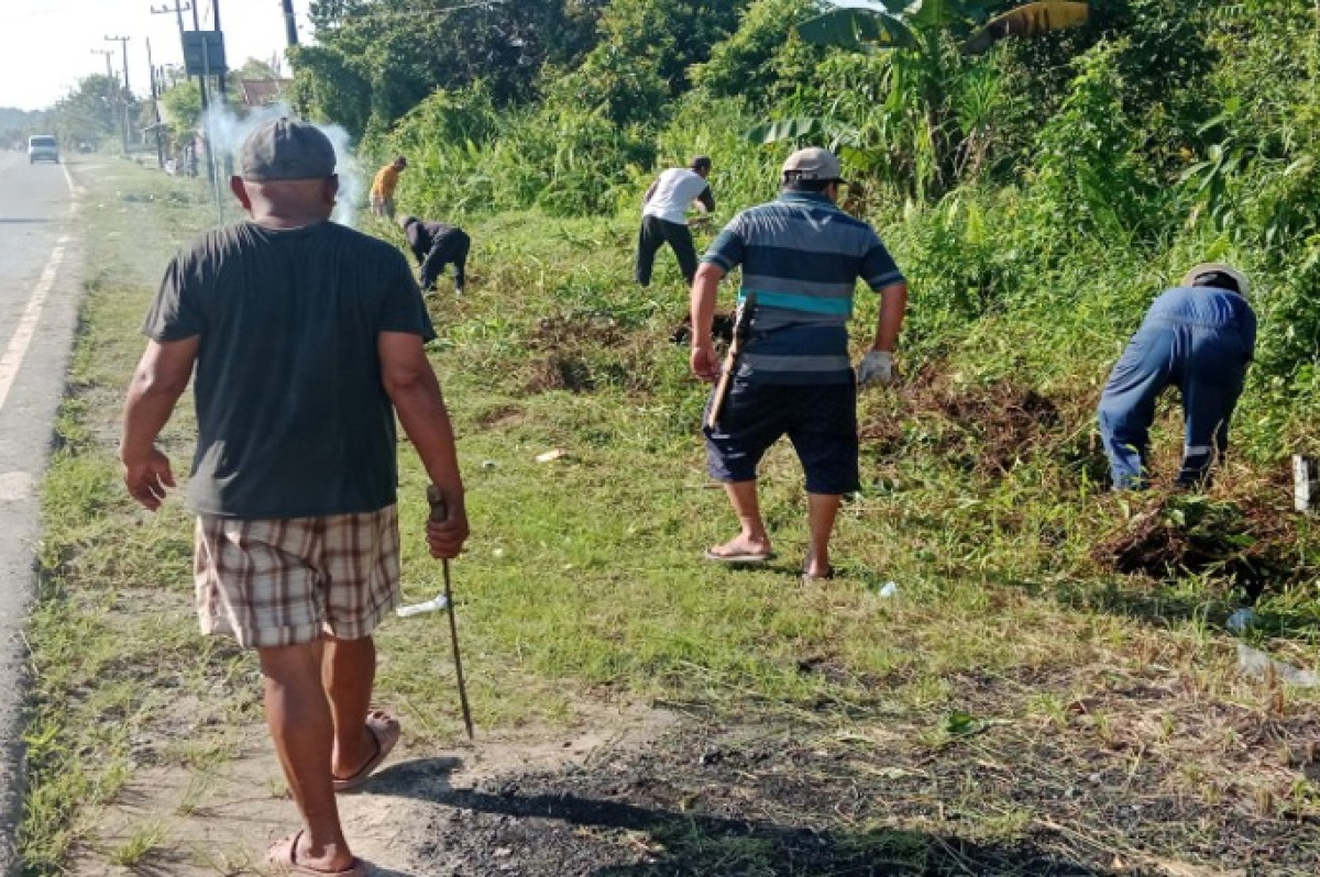 Pembersihan parit dan rumput pinggir jalan Kampung tengah