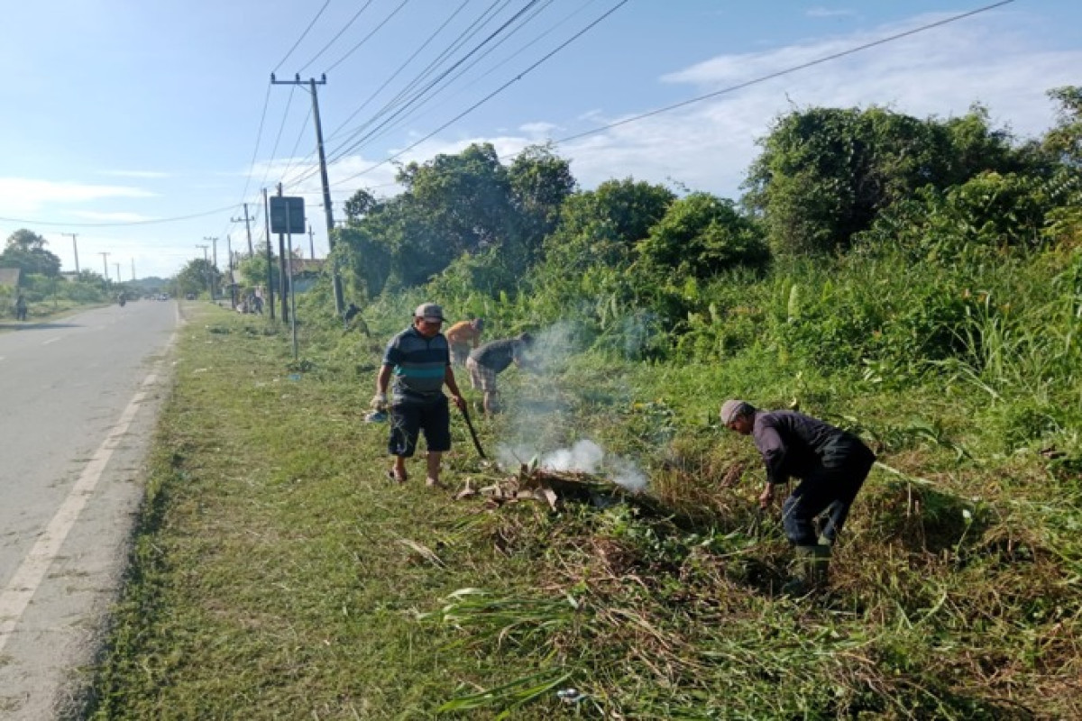 Pembersihan parit dan rumput pinggir jalan Kampung tengah