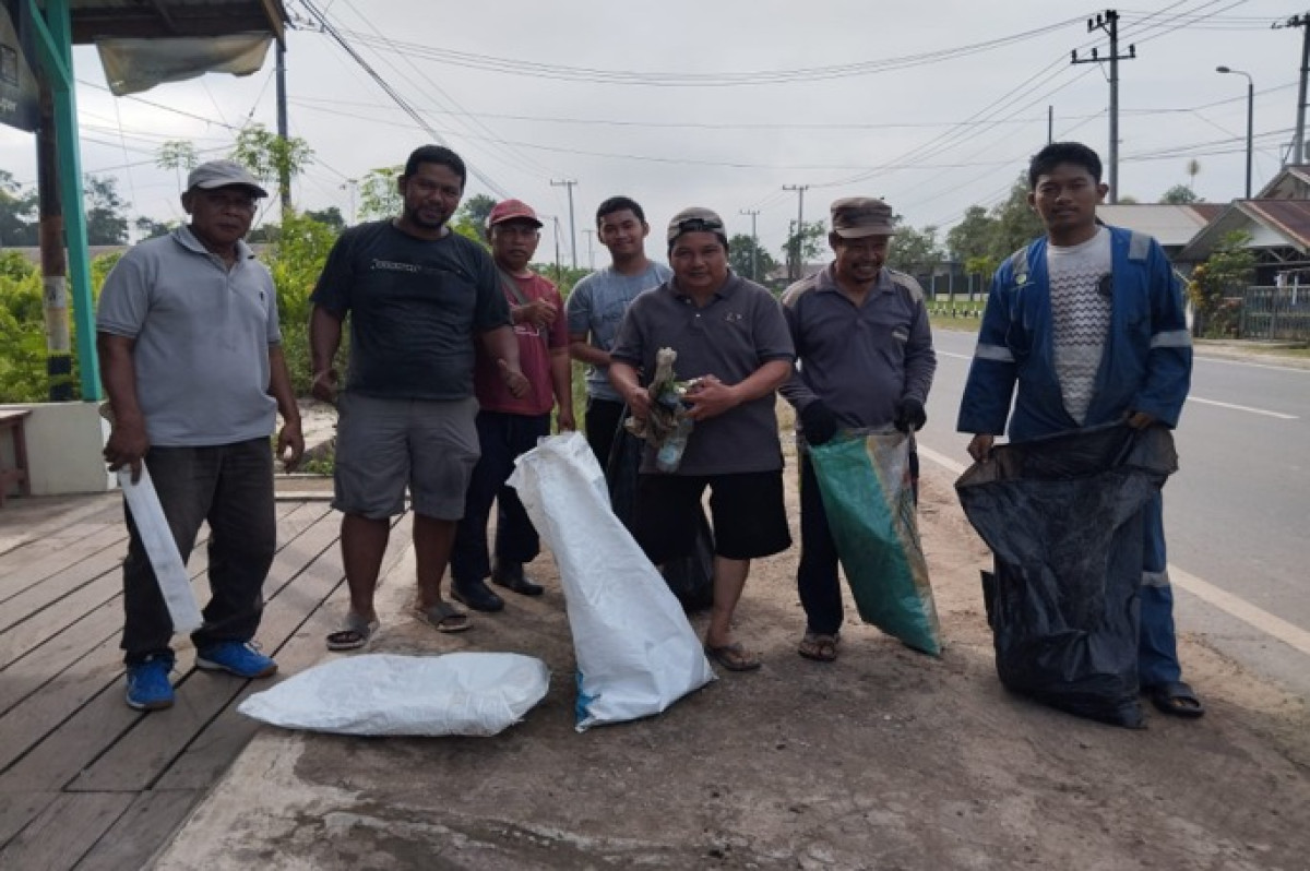 Pembersihan sampah plastik dipinggir jalan Kampung tengah