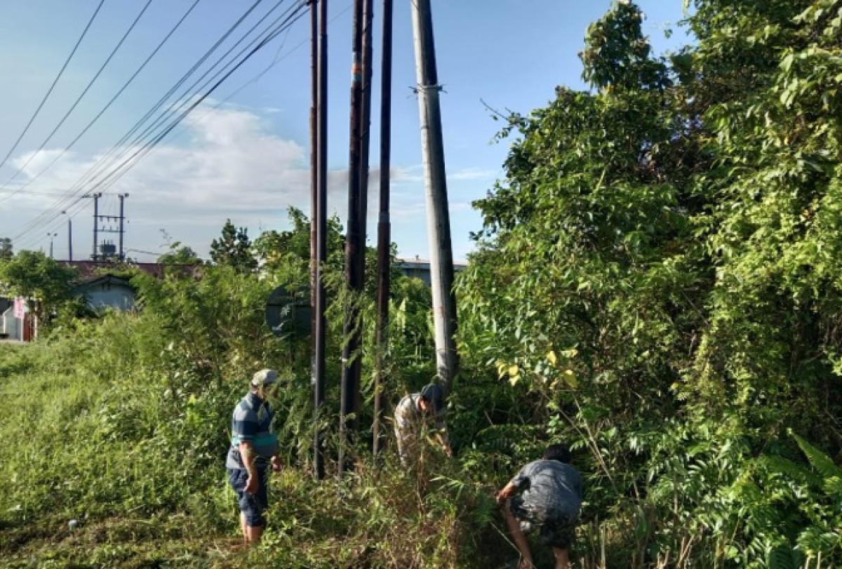 Pembersihan parit dan rumput pinggir jalan Kampung tengah