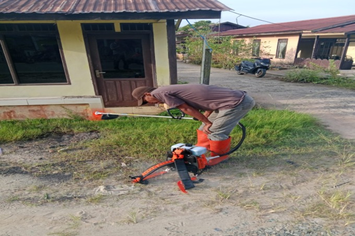 Pembersihan rumput pinggir jalan Kampung tengah