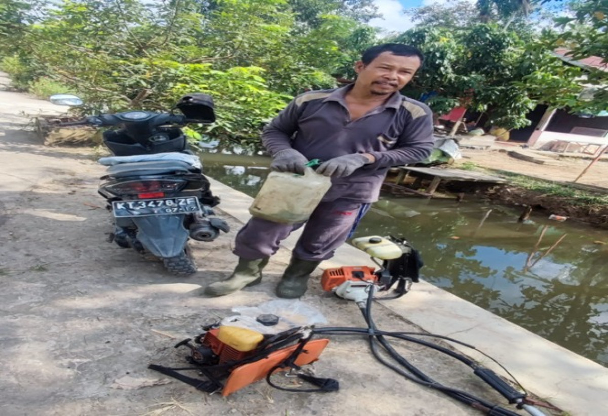 Pembersihan parit dan rumput pinggir jalan Kampung tengah
