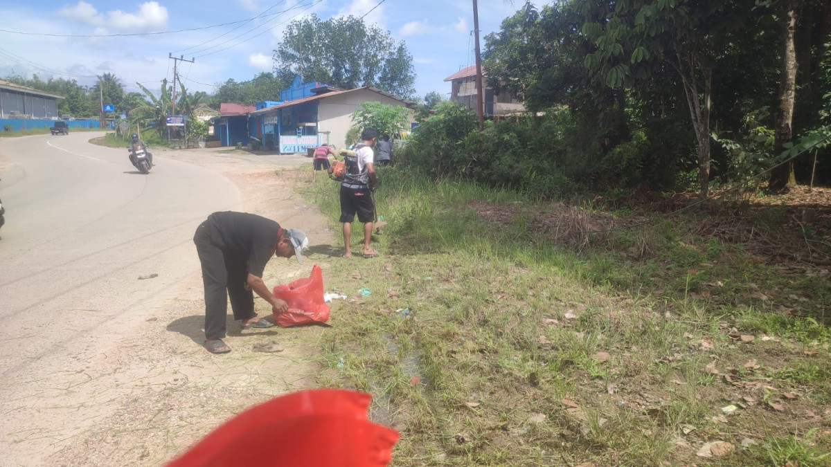 Pemotongan rumput dan pemungutan sampah jalan poros