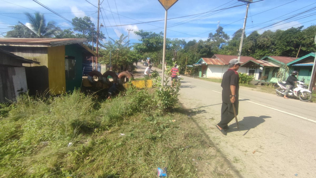 Pembersihan rumput jalan poros