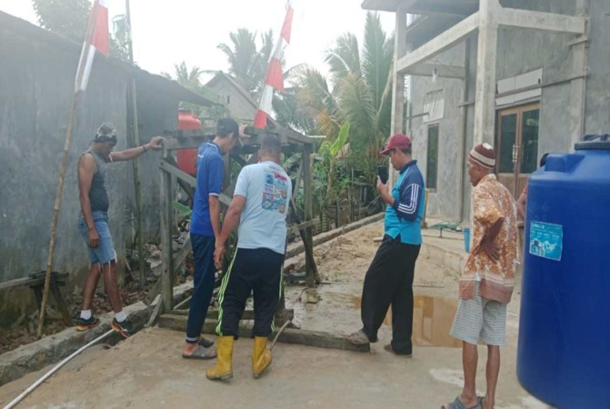 Pembersihan parit samping mushola