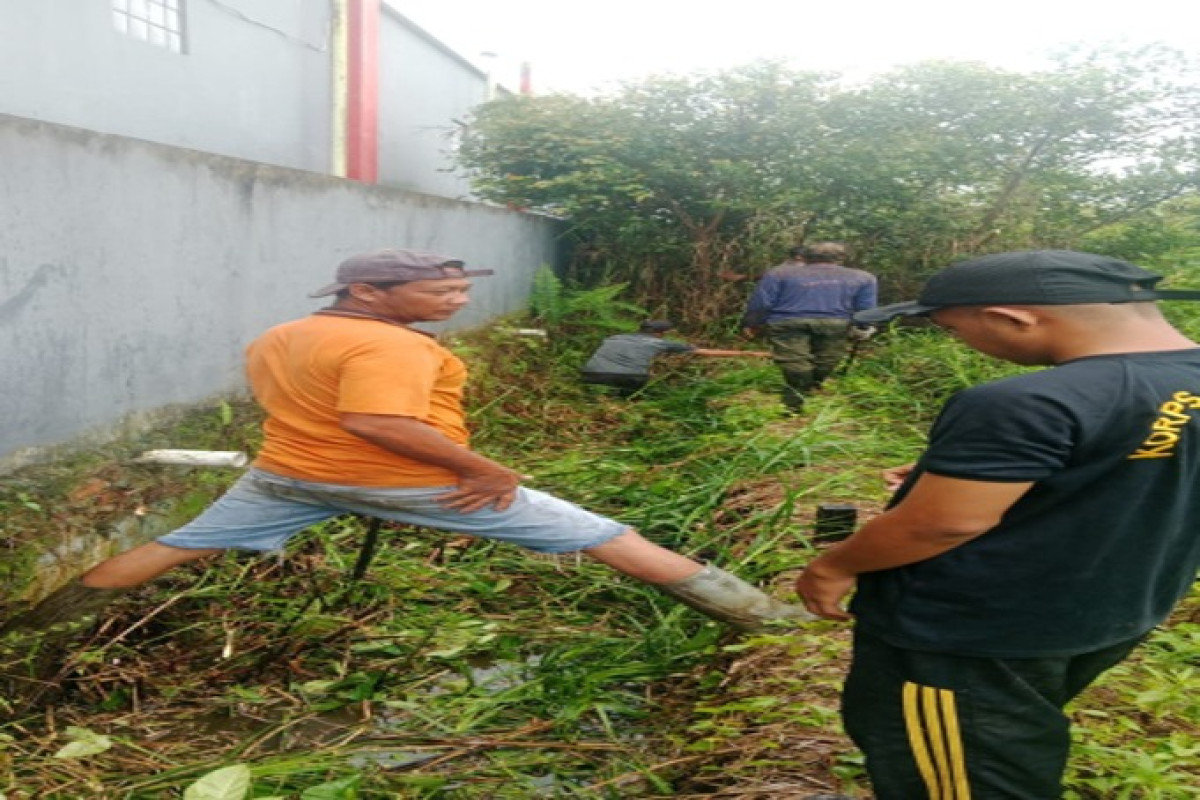 Pembersihan parit samping kelurahan bantuas