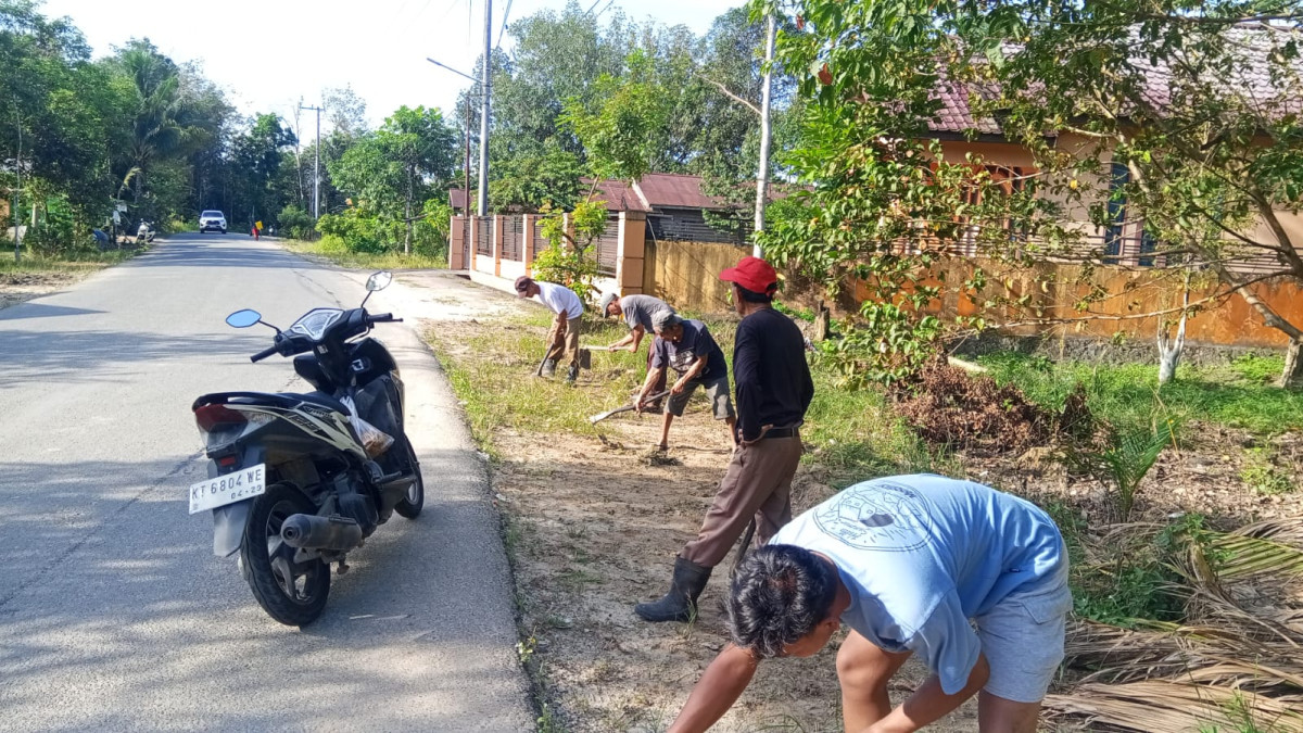Gotong Royong di Jalan Alhasnie RT. 05