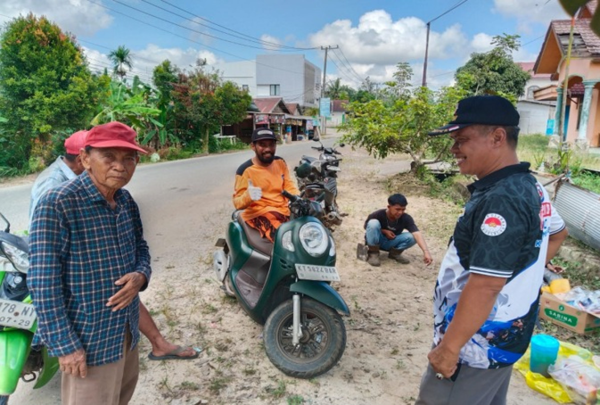 Pembersihan rumput pinggir jalan