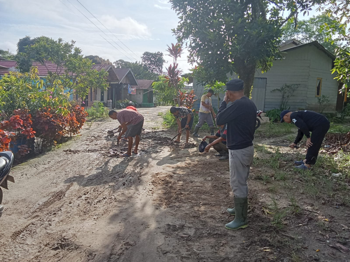 Gotong royong di Jln.Al Hasnie