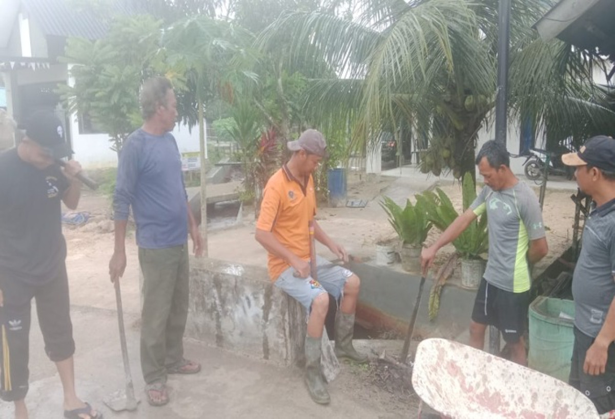 Pembersihan parit dan rumput pinggir jalan Al hasni
