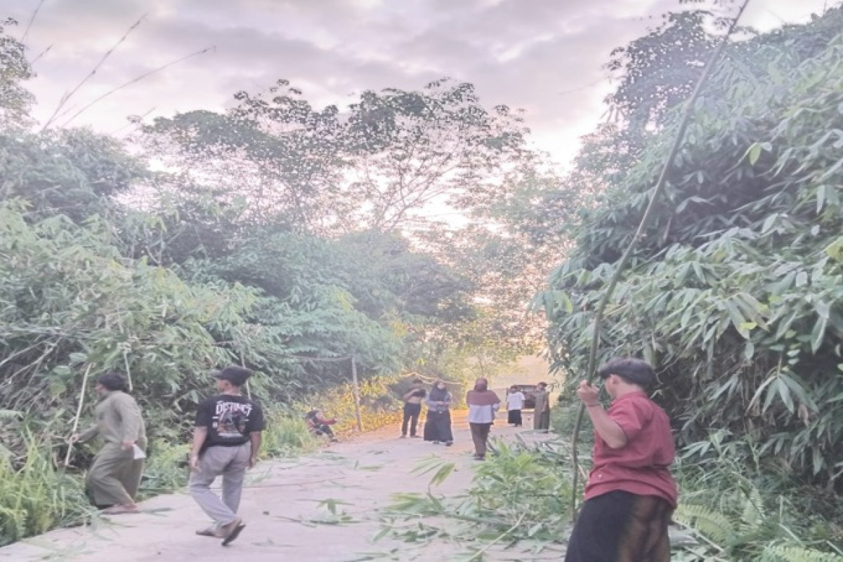Pembersihan rumput pinggir jalan pesantren