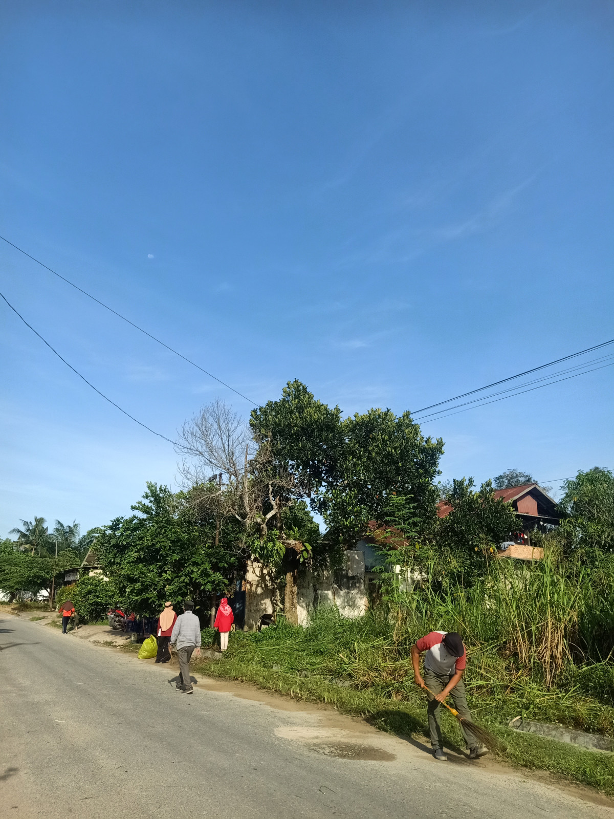 Gotong royong jalan poros RT 06
