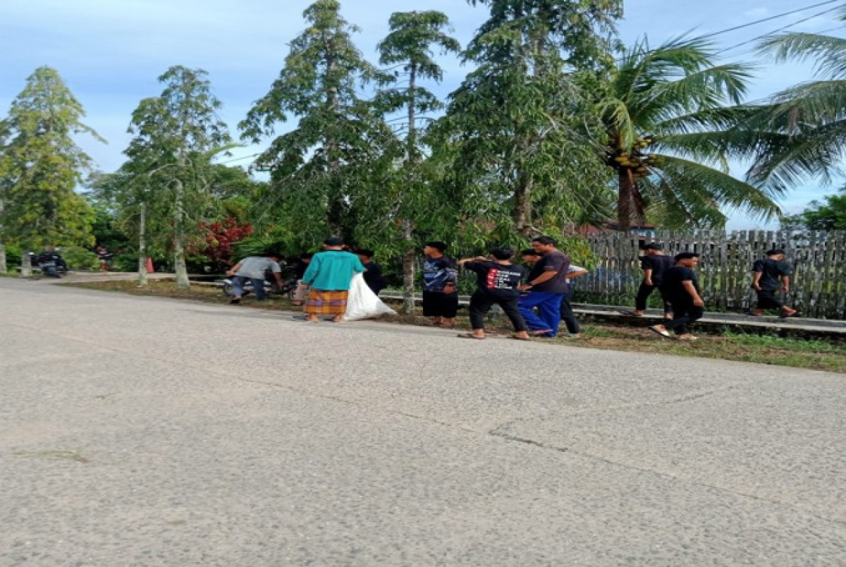 Pembersihan rumput pinggir jalan Al hasnie