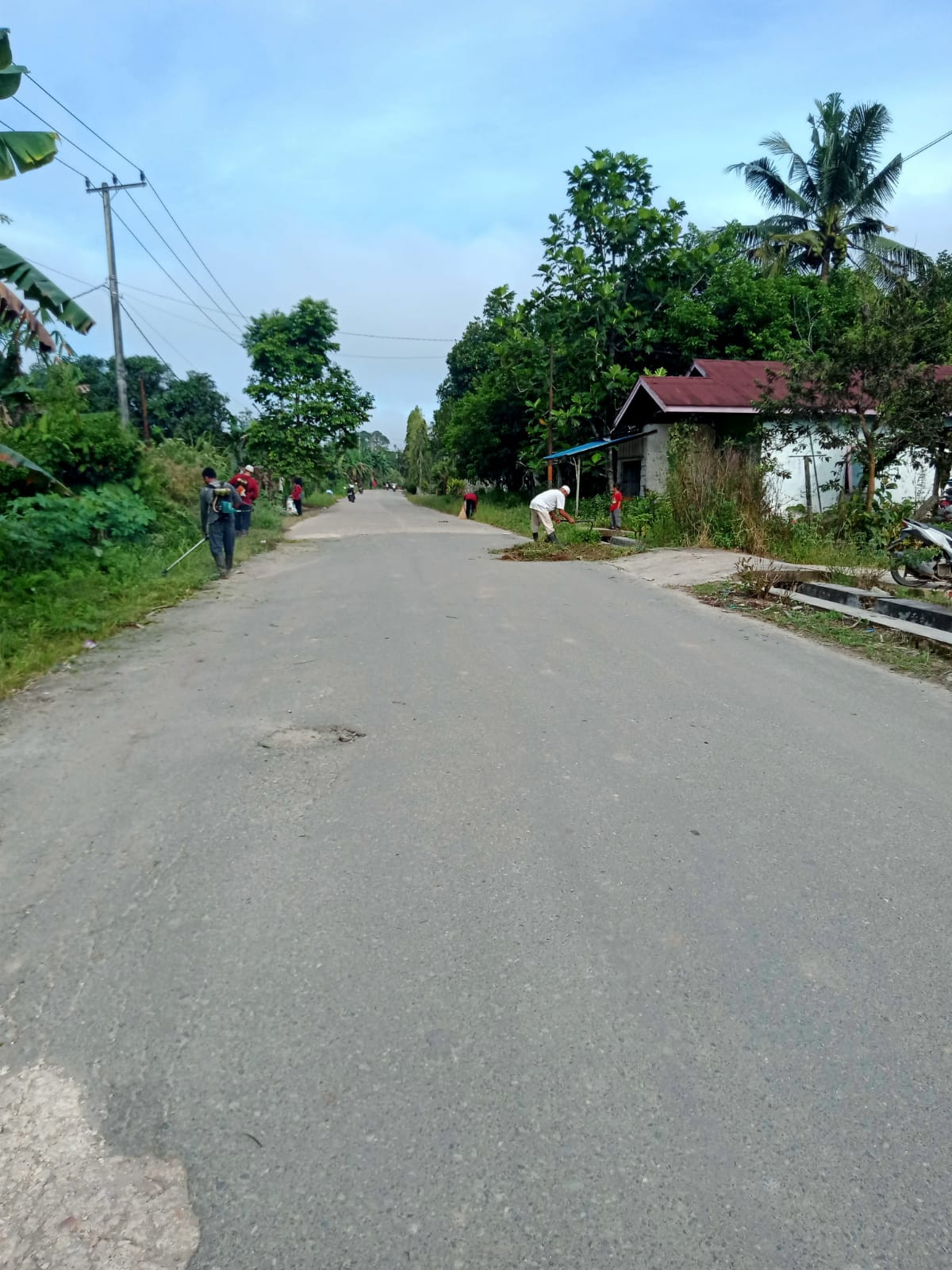Gotong royong jalan poros RT 06
