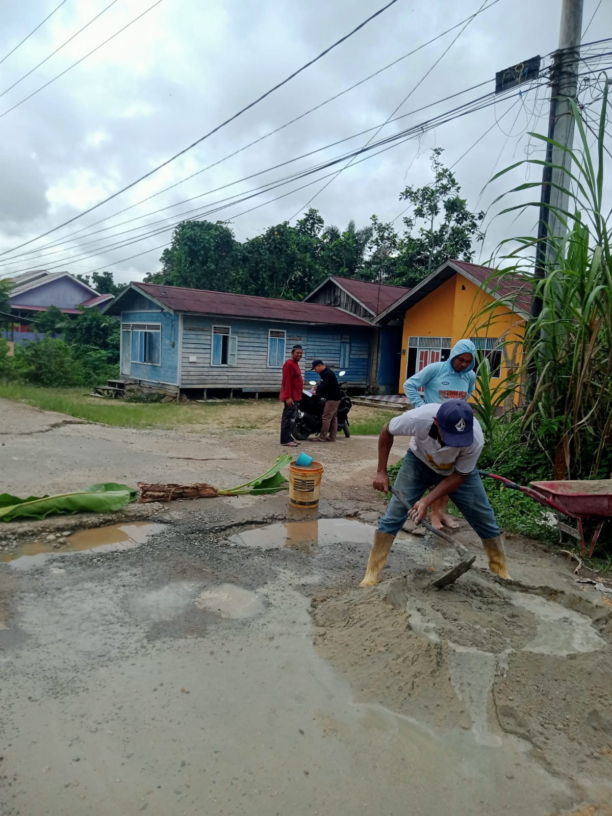 Gotong royong jalan poros RT 6