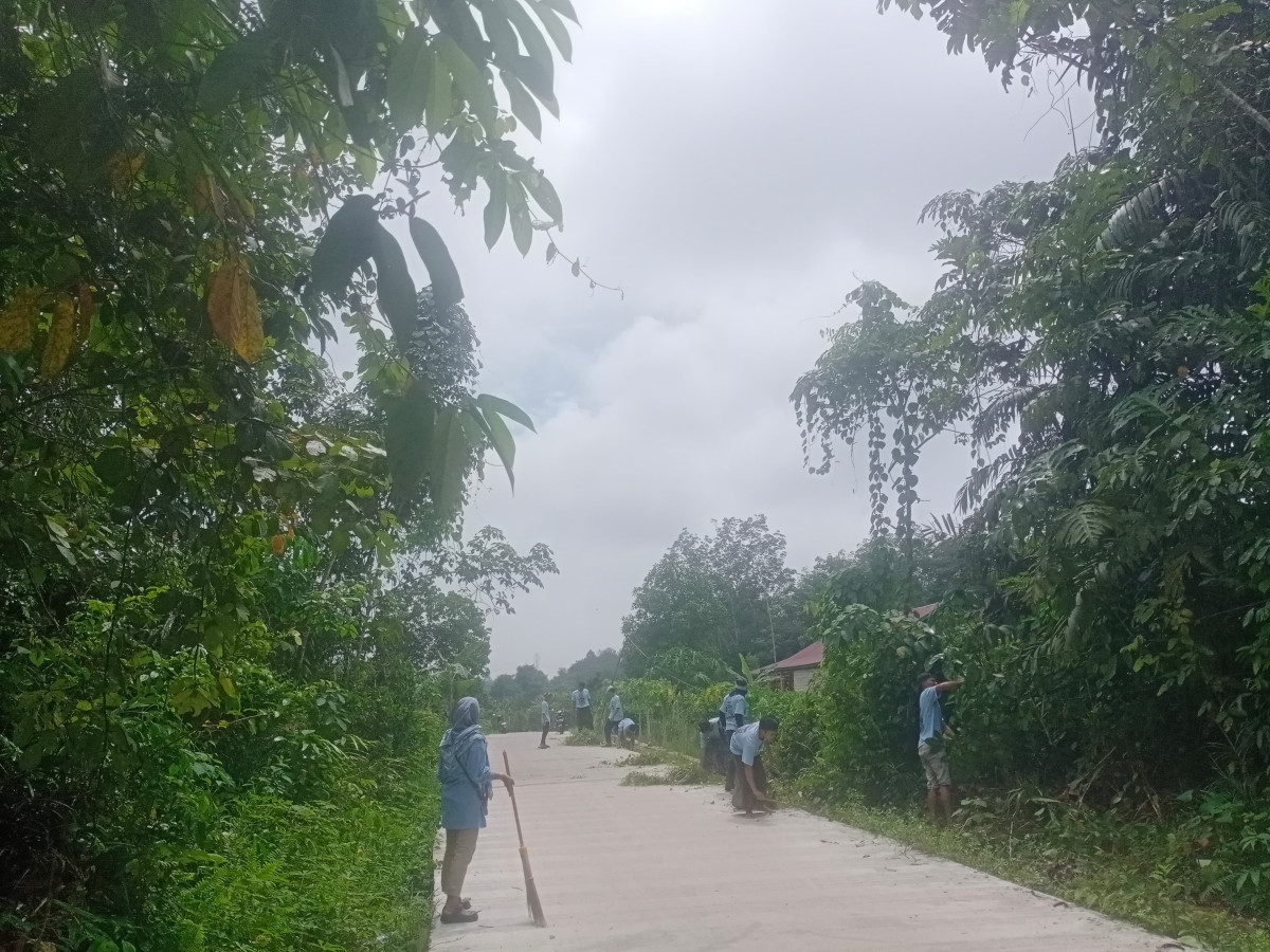 Gotong royong jalan pesantren
